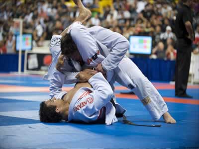 O brasilian jiu jitsu privilegia a luta no chão, seguida por golpes de finalização
